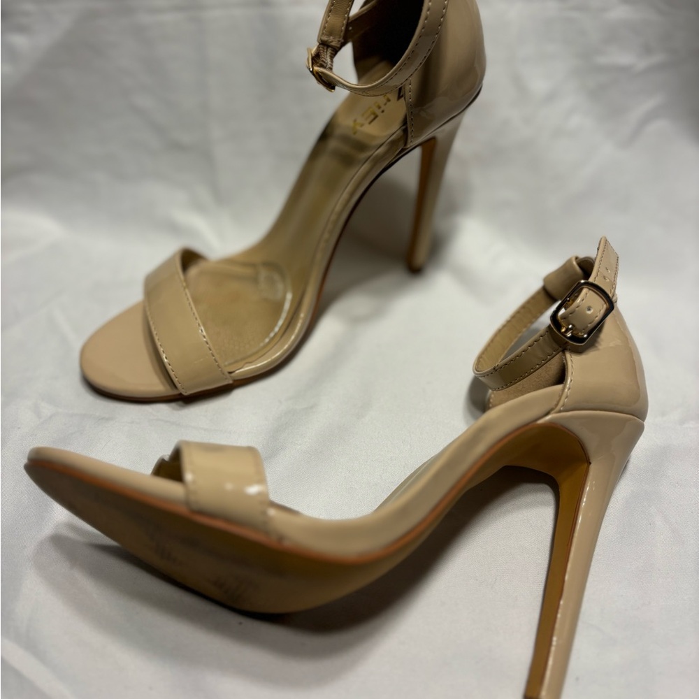 Stilleto Size 5 with gold buckle open toe